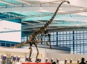 В аэропорту Хитроу "поселился" динозавр (Видео)