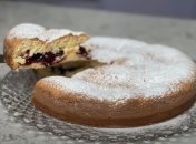 Для вечерних посиделок с семьей: быстрая ягодная шарлотка по рецепту Лизы Глинской (видео)