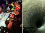 В Китае из 15-метровой скважины вытащили упавшего в нее двухлетнего мальчика (Видео)