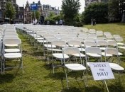 Родственники жертв МН17 устроили тихий протест под посольством РФ в Гааге