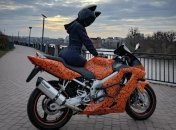 Анна Череватова на своєму мотоциклі