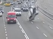 Автомобиль подбросило в воздух: в Киеве пьяный водитель угодил в "болливудское" ДТП и пытался свалить ответственность на жену (видео)