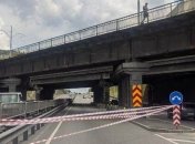 В Киеве обвалилась часть моста и рухнула на авто: проспект Победы встал в пробке (фото, видео)