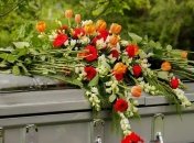 Похорони не виходячи з машини: влада Нідерландів запровадила послугу “Похорон Drive”