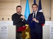 Володимир Зеленський і Емманюель Макрон на підписанні договору про гарантії