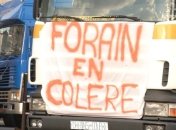 Протестующие рождественской ярмарки заблокировали магистрали возле Парижа