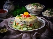 Рисовый салат с тунцом, яйцами и овощами удивит всех