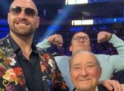 Олександр Усик вліз на фотографію Тайсона Ф’юрі з промоутером Бобом Арумом