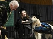 В США собака-поводырь получила диплом магистра (Видео) 