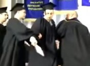Скандал в Николаеве: студент во время вручения диплома признался, что купил его (Видео)