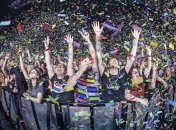 Люди відриваються під популярну пісню