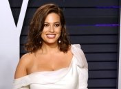 Спасибо домашнему печенью: Эшли Грэм осталась без зуба (Видео)