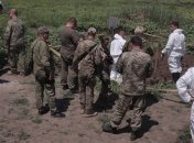 На Донбассе нашли два тела в форме с шевронами ВС РФ