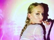 22-летняя вебкам-модель зарабатывает на продаже пикантных фото