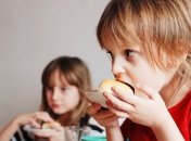 Не хочет, не нужно: почему не стоит заставлять детей доедать до конца