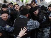 Под Украинским Домом - столкновения "Беркута" с защитниками языка 