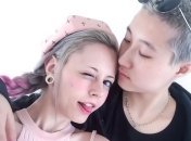 19-летняя дочь Джеки Чана вышла замуж за девушку, старше ее на 12 лет