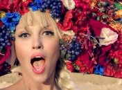 Оля Полякова не смущает дедушек своими трусами