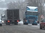 Сотрудники ГСЧС освободили из снежных заносов более ста машин