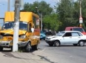 Луганск: маршрутка столкнулась с легковым авто (Фото)