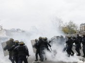 В Париже полиция применила слезоточивый газ против демонстрантов  