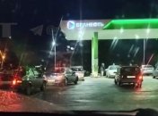 Россияне заправляют машины, чтобы уехать подальше от границы с Украиной