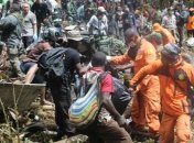 Спасатели не могут эвакуировать тела пассажиров индонезийского самолета