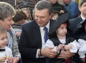 Янукович: В Украине очередь на усыновление сирот