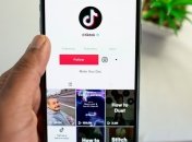 Мужчина на скейте пьет сок, а Уилл Смит моет зеркало: самые трендовые видео TikTok в 2020 году