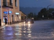Большая вода дошла до Австрии: потоки несут машины и деревья (видео)