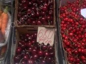 "В ней косточки из бриллиантов": сеть озадачили цены на черешню на украинских рынках