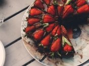 Рецепт дня: шоколадный пирог с ягодами и глазурью