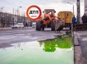 В Киеве улицу залило кипятком из-за прорыва теплотрассы