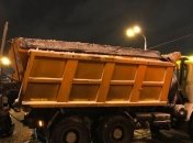 В Киеве снегоуборочная машина нарушила правила и устроила ДТП