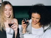 Целлюлит и повышение риска рака у девушек: Комаровский назвал последствия частого потребления алкоголя (инфографика)