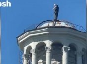 Мужчина с бутылкой вина и ножом помочился с крыши ротонды в центре Москвы (видео)