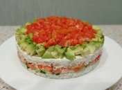 Прекрасный суши-салат в форме торта