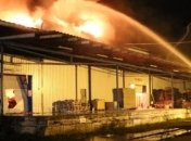 В Киеве сгорел склад с полиматериалами (Видео)