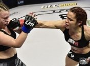 Украинская звезда ММА проиграла в чемпионском бою (видео)