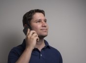 З якого боку голови "правильно" тримати телефон