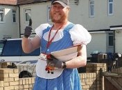 В Англії курьєр працює в смішних костюмах