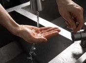 В Одессе очень тяжелая ситуация после обстрелов: люди без света и выстраиваются в очереди за водой