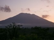 На Бали просыпается вулкан, эвакуируют тысячи жителей