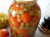 Консервовані помідори з виноградом