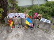 К месту трагедии несут цветы и не только