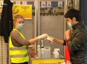 Супермаркеты раздают покупателям маски: как проходит карантин в Австрии (Видео)