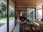 Прекрасный частный дом со стеклянными стенами и садом (Фото)