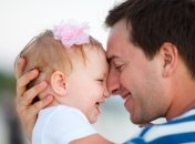 Как возраст отца влияет на здоровье ребенка?