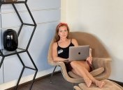 Девушка попыталась сделать карьеру в России, но поняла, что порнозвездой быть выгоднее (видео)