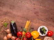 Овочі, хліб, прянощі, спагеті та горіхи